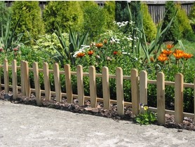 Drewniany płot rabatkowy, ogrodzenie
